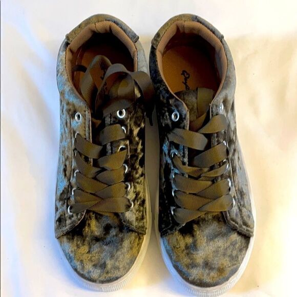 QUPID GREEN VELVET SNEAKERS.  NEW - Picture 1 of 6